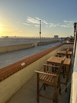 Fachada de la propiedad por la tarde o noche