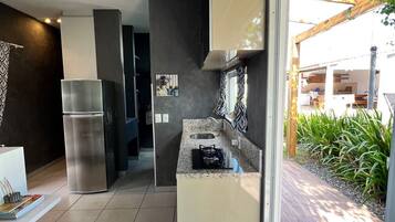 Loft Jardim - Recanto Revoar Campeche - Florianópolis | Private kitchen | Fridge, microwave, cookware/dishes/utensils, dining tables