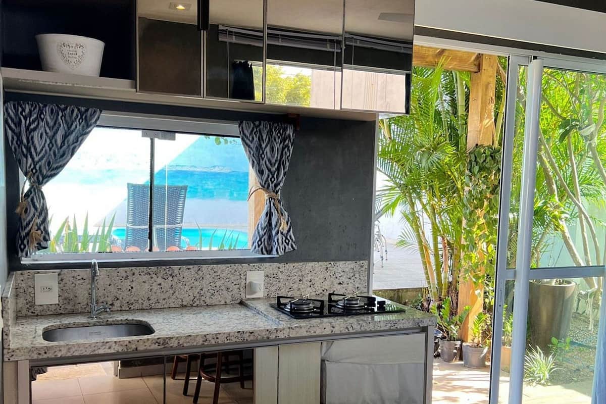 Loft Jardim - Recanto Revoar Campeche - Florianópolis | Private kitchen | Fridge, microwave, cookware/dishes/utensils, dining tables