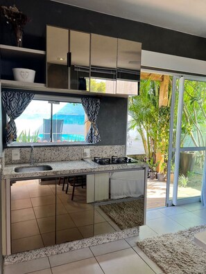 Loft Jardim - Recanto Revoar Campeche - Florianópolis | Private kitchen | Fridge, microwave, cookware/dishes/utensils, dining tables - Recanto Revoar Campeche - Florianopolis (Florianópolis)