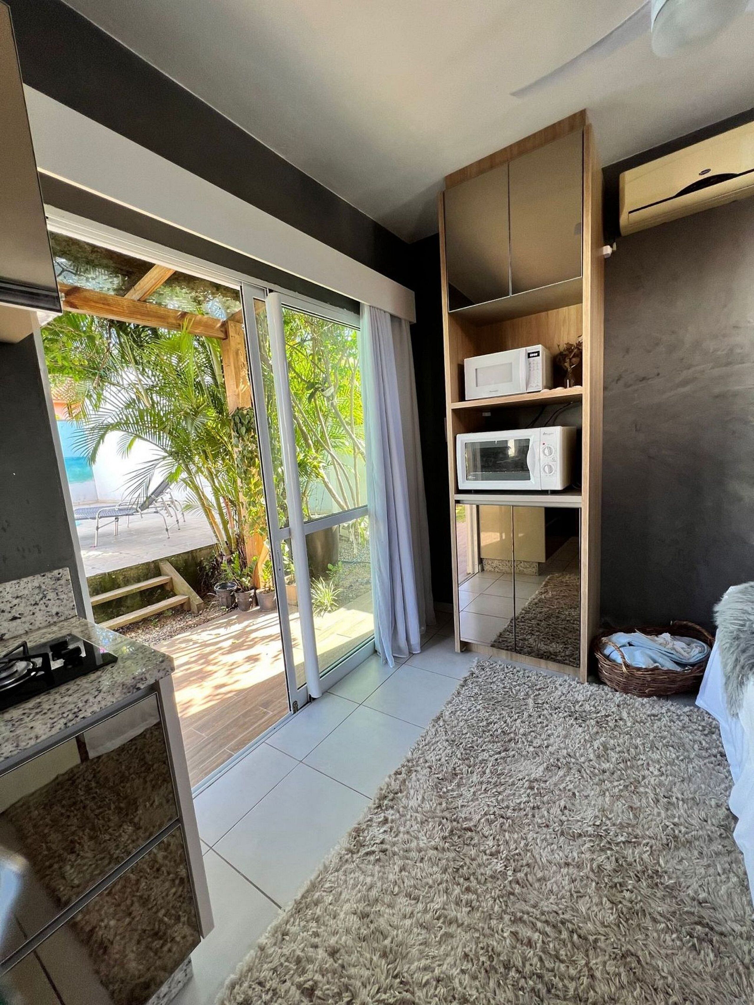 Loft Jardim - Recanto Revoar Campeche - Florianópolis | Private kitchen | Fridge, microwave, cookware/dishes/utensils, dining tables