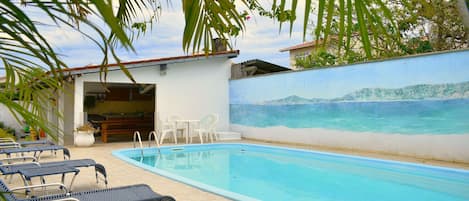 Loft Premium | Piscina | Una piscina al aire libre, sombrillas, tumbonas