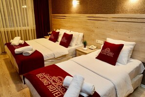 Habitación triple estándar | Ropa de cama de alta calidad, edredones de plumas, caja fuerte