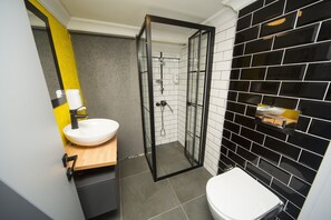 Apartamento Grand | Baño | Artículos de higiene personal de diseño, secador de pelo y zapatillas