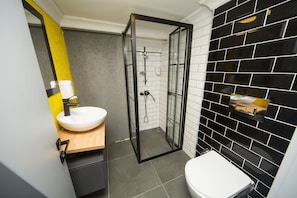 Condo grand | Banheiro | Produtos de toalete de grife, secador de cabelo, chinelos, bidê