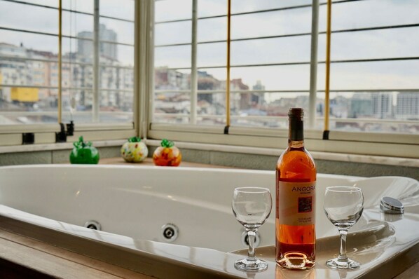 مغطس بمضخات للمياه