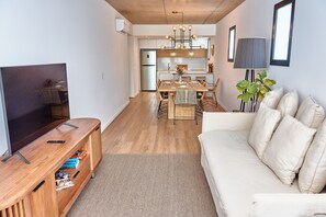 Leilighet, 2 soverom (508) | Oppholdsområde | En 45-tommers smart-TV med kabel-kanaler