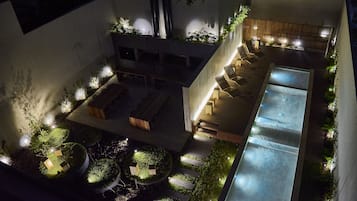 Una piscina al aire libre de temporada