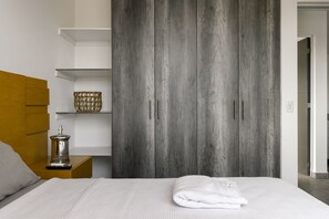 2 bedrooms, premium bedding, laptop workspace, free WiFi