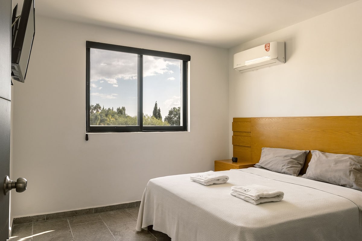2 bedrooms, premium bedding, laptop workspace, free WiFi