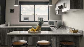 Apartamento | Cozinha privada | Micro-ondas, lava-louças, talheres/pratos/utensílios de cozinha