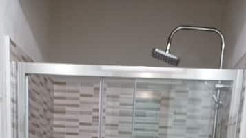 Comfort-Dreibettzimmer | Badezimmer | Haartrockner, Bidet