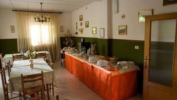 Tägliches Frühstücksbuffet gegen Gebühr