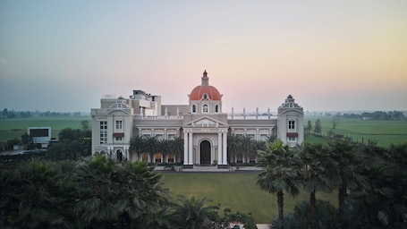 Fachada. Royal Kingdom Sarovar Portico Pilibhit