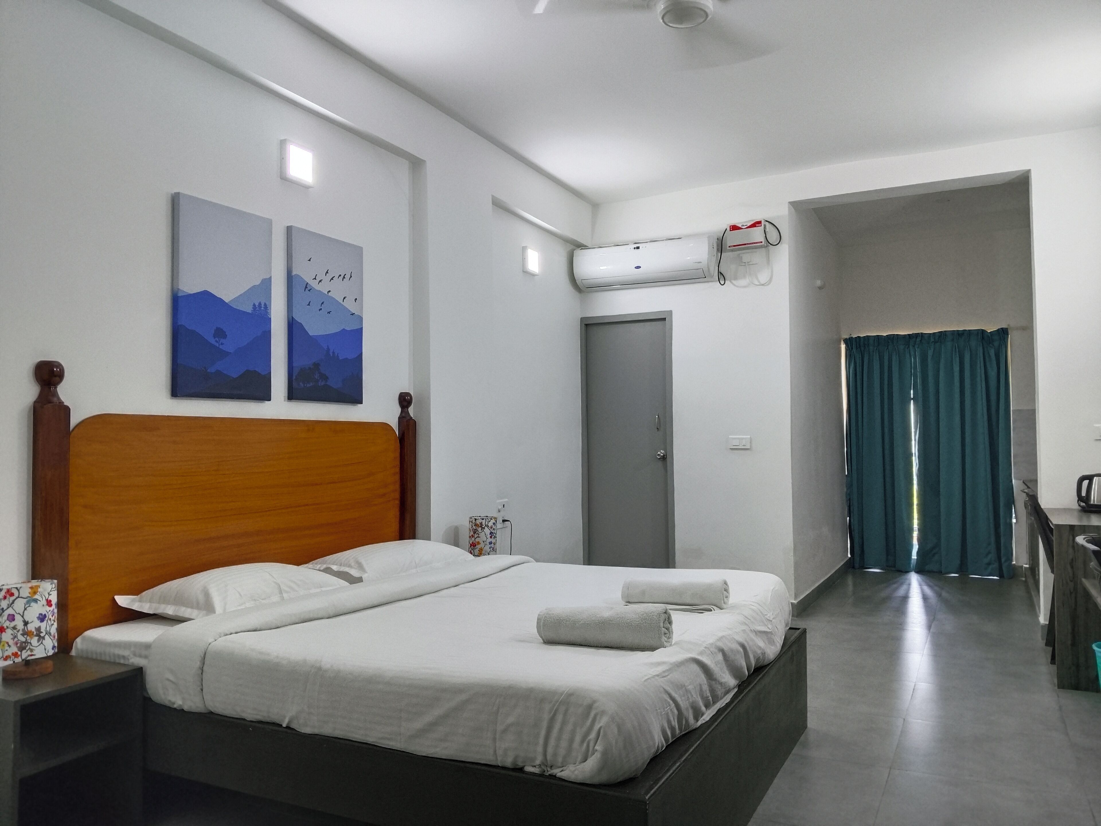 Schreibtisch, laptopgeeigneter Arbeitsplatz, schallisolierte Zimmer