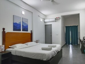 3 bedrooms, desk, laptop workspace, soundproofing