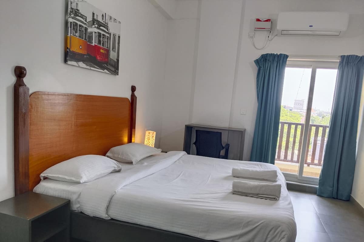 Doppia Standard, vista città | 3 camere, una scrivania, postazione laptop, insonorizzazione
