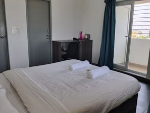 Een bureau, een laptopwerkplek, geluiddichte muren, beddengoed