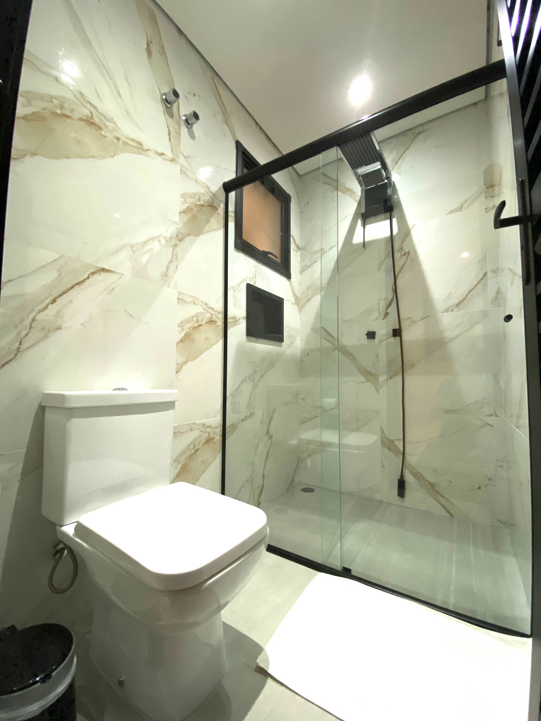 Secador de cabelo, toalhas de banho, sabonete, papel higiênico