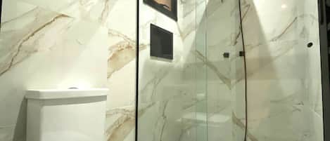 Secadora de cabello, toallas, jabón, papel de baño