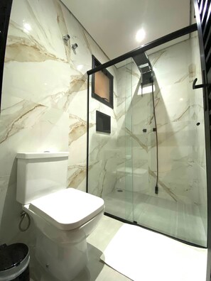 Secador de pelo, toallas, jabón y papel higiénico