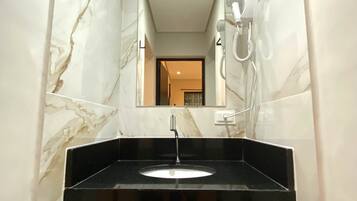 Sèche-cheveux, serviettes fournies, savon, papier toilette