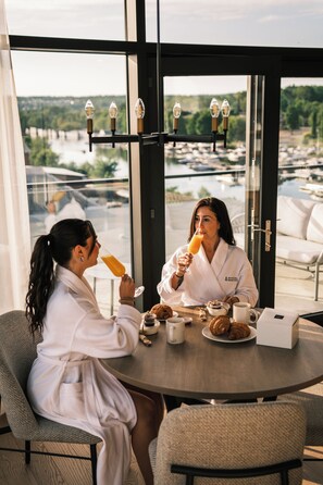 Ropa de cama de alta calidad, camas Tempur-Pedic y minibar