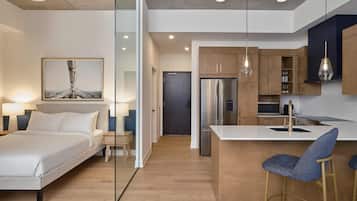 102 - Studio Exécutif, lit Queen, vue sur le lac | Literie de qualité, lit avec matelas Tempur-Pedic, minibar