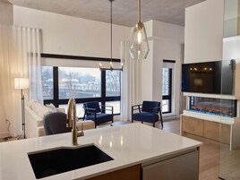 Deluxe Studio | Peralatan tempat tidur premium, katil Tempur-Pedic, bar mini 