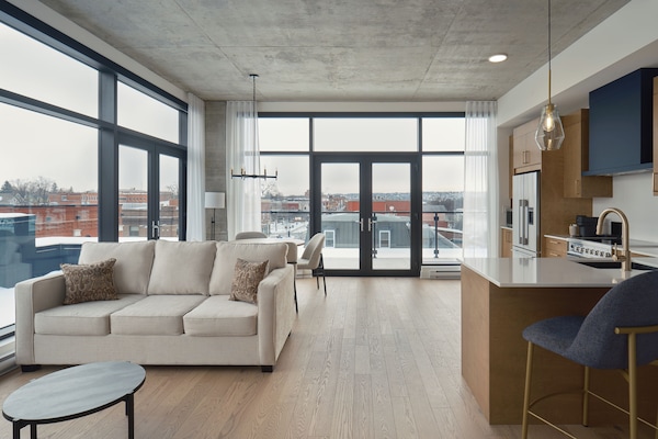 401 - 4e étage - Suite 1 chambre, lit Queen, vue panoramique rue Princip.