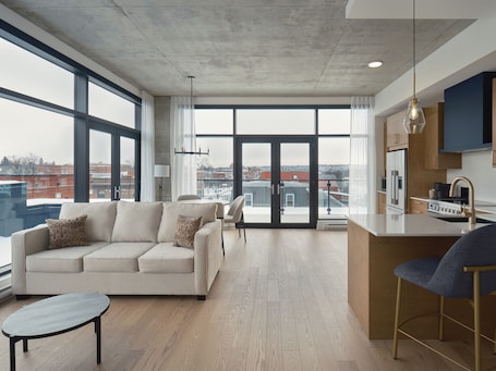 401 - 4th Floor One Bedroom Ste Queen Bed Main St. panoram | Premium bedding, Tempur-Pedic beds, minibar, in-room safe. Quartier des Marinas - Hôtel Expérience