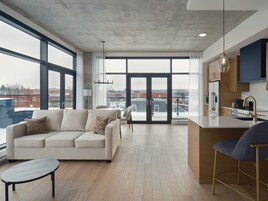 Ropa de cama de alta calidad, colchones Tempur-Pedic y minibar 