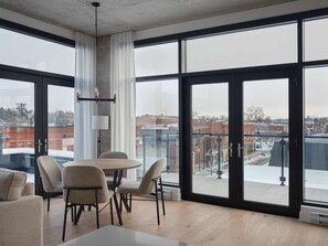 401 - 4th Floor One Bedroom Ste Queen Bed Main St. panoram | Living area | 55-inch LED TV with cable channels, fireplace, streaming services - Quartier des Marinas - Hôtel Expérience (Magog)