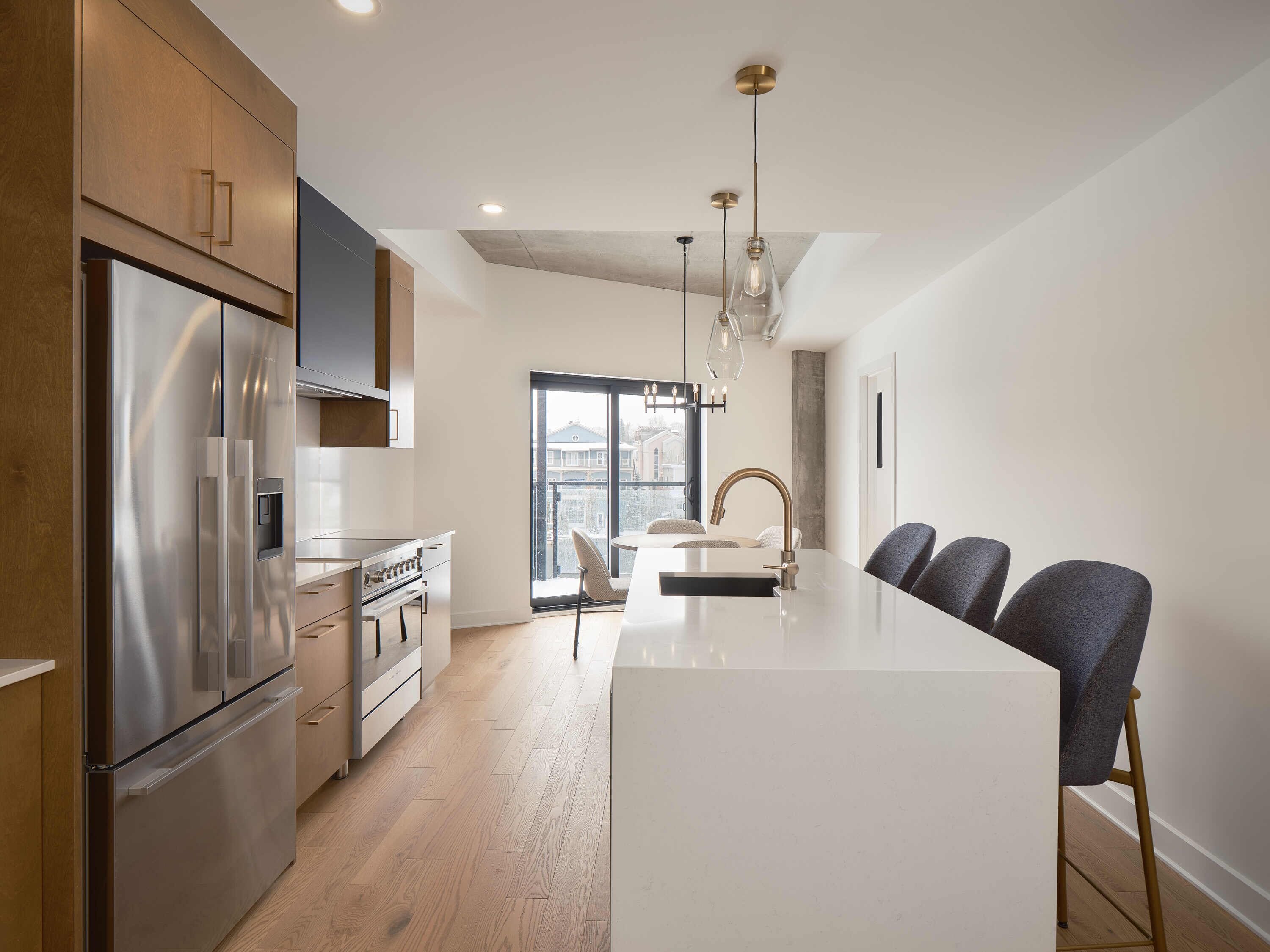 大型冷蔵庫、電子レンジ、オーブン、コンロ