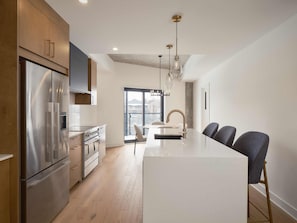 Refrigerador con congelador, microondas, horno y parrilla de estufa