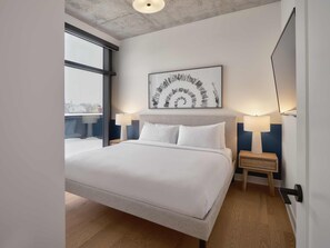 402 - 4th Floor 2 Bedroom Suite, Queen and King, Main St. | Premium bedding, Tempur-Pedic beds, minibar, in-room safe - Quartier des Marinas - Hôtel Expérience (Magog)