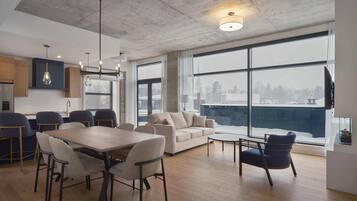 Estudio Deluxe | Zona de estar | Televisión LED de 55 pulgadas con canales por cable, una chimenea