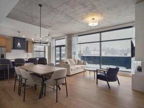 Studio – deluxe | Oppholdsområde | En 55-tommers LED-TV med kabel-kanaler samt peis og strømmetjenester