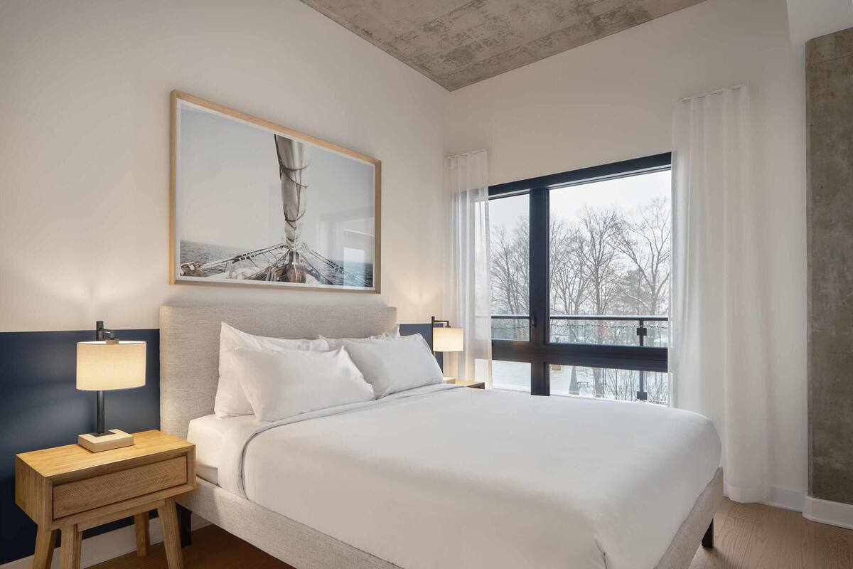 Premium bedding, Tempur-Pedic beds, minibar, in-room safe