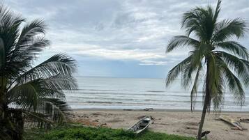 En la playa, sombrillas