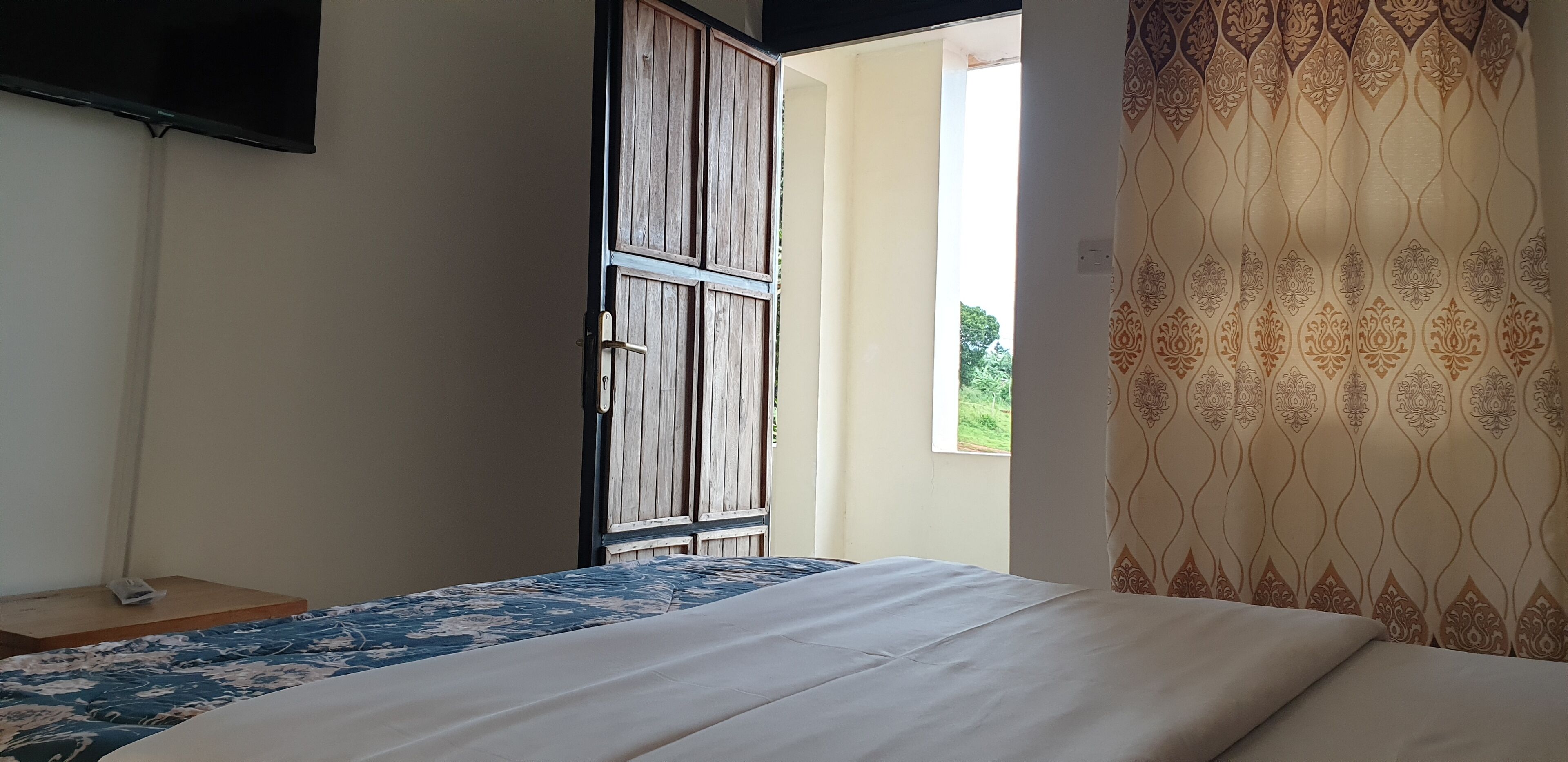 Une chambre à coucher avec un lit, une armoire et une fenêtre.