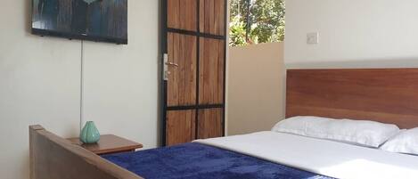 비즈니스 더블룸, 퀸사이즈침대 1개, 마당 전망, 1층 | 1 개의 침실, 저자극성 침구, 셀렉트 컴포트 침대, 각각 다르게 가구 비치