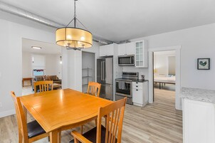Apartamento clássico | Cozinha privada | Geladeira, micro-ondas, fogão, cooktop