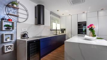 Fridge, oven, stovetop, dishwasher