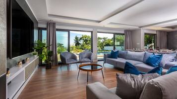 Smart TV, foosball, table tennis