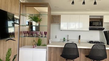 Microwave, coffee/tea maker, rice cooker, blender