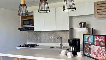 Klassiek appartement | Privékeuken | Een koffiezetapparaat/waterkoker, een magnetron, een rijstkoker