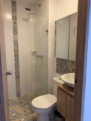 Apartamento exclusivo | Banheiro | Chuveiro, toalhas de banho