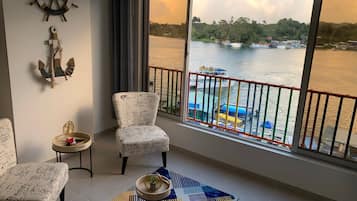 Superior Apartment, 3 Bedrooms, Lake View | Property grounds