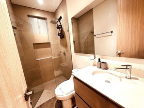 Cabezal de ducha tipo lluvia, bidet, toallas, jabón